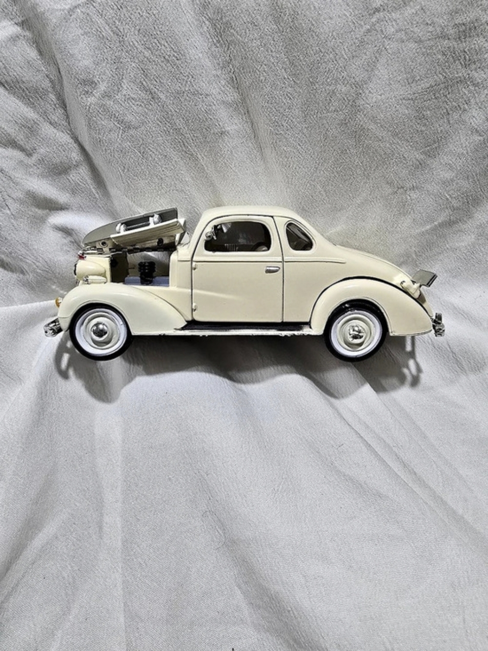 1938 Chevrolet Master Coupe Cream Decor